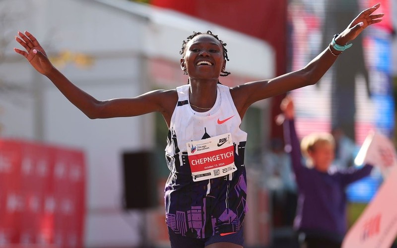 Chicago Marathon: Kenyan Chepngetich's World Record