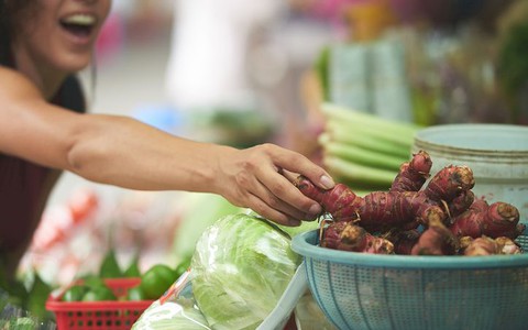 "Supermarkety powinny sprzedawać niekształtne owoce i warzywa"