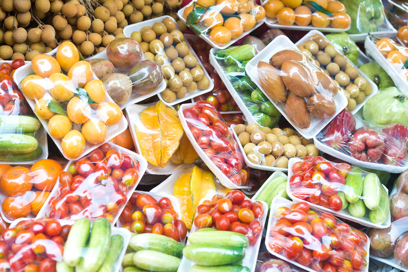 Apel o zakaz stosowania plastikowych opakowań na świeże produkty w supermarketach w UK
