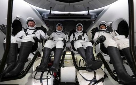 Czworo astronautów wróciło na Ziemię po prawie ośmiu miesiącach spędzonych na IS