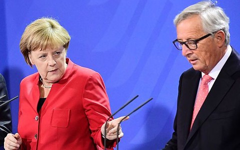 "Spiegel": Merkel wściekła na Junckera za przeciek z rozmowy z May