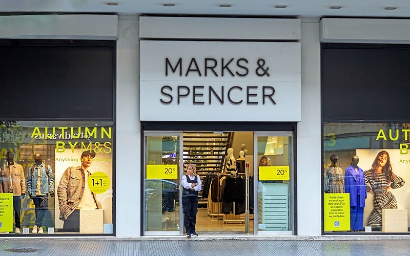 Koniec z podwójnym staniem w kolejce. Sieć M&S wprowadza kasy samoobsługowe do przymierzalni