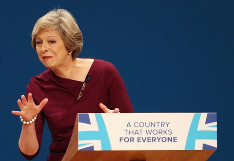 Premier May zapowiada redukcję imigracji po Brexicie