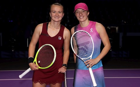 WTA Finals: Świątek zaczęła od wygranej z Krejcikovą