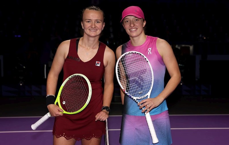 WTA Finals: Świątek zaczęła od wygranej z Krejcikovą