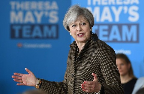 Theresa May obiecuje wyborcom oszczędności do £100 na rachunkach za energię
