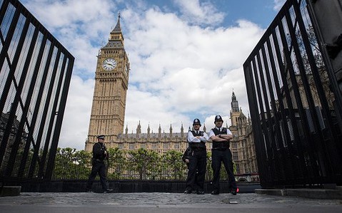 Policyjne psy będą chronić brytyjski parlament?