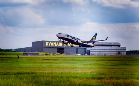 Zyski Ryanair spadają z powodu niższych cen biletów i opóźnień Boeinga