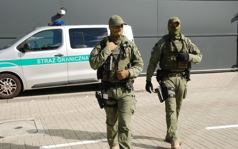 Troublemakers on board a plane from Scotland to Poland. Border Guard intervened