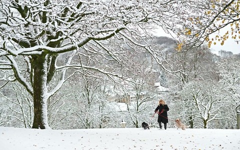 Commuters warned of disruption as snow falls in UK