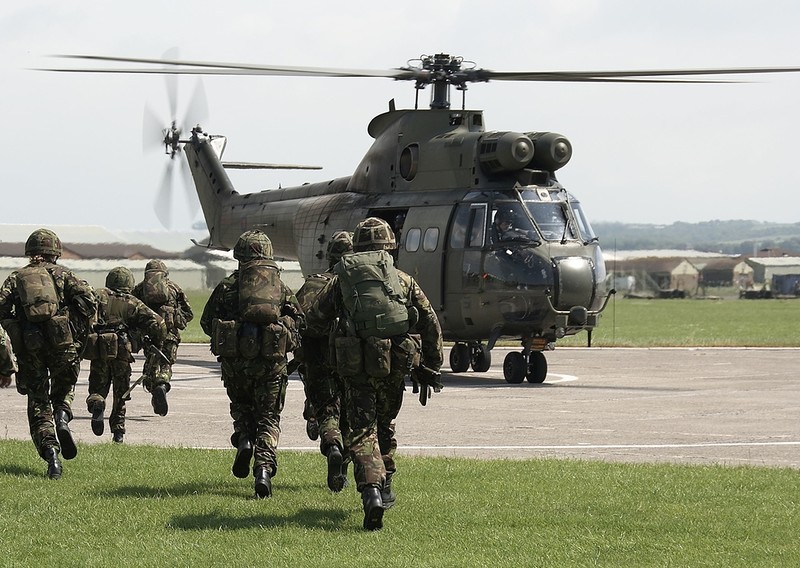 Wielka Brytania szuka oszczędności na sprzęcie wojskowym. Na złom trafią statki, drony i śmigłowce