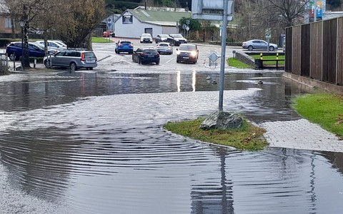 Cyklon pozbawił prądu tysiące domów w Irlandii. Zakłócenia ruchu pociągów w UK