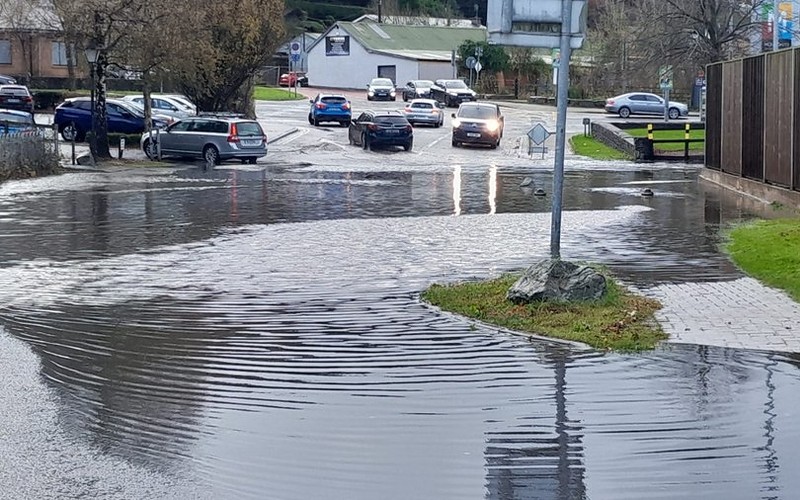 Cyklon pozbawił prądu tysiące domów w Irlandii. Zakłócenia ruchu pociągów w UK