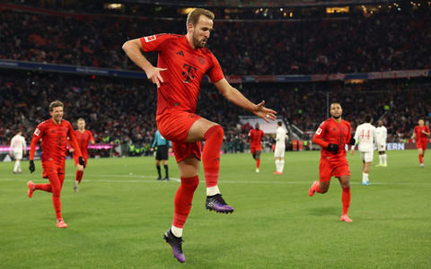 Bayern extend series of victories, Kane's hat-trick against Augsburg