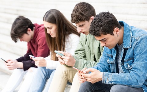 Violence on social media making teenagers afraid to go out, study finds