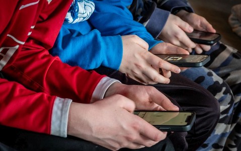 France wants to restrict access to social media for minors in the EU