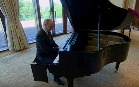 Prezydent Chin się spóźnia, Putin siada do fortepianu