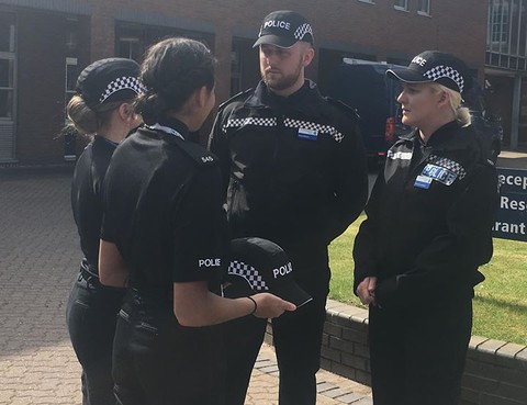 Angielska policja rezygnuje z tradycyjnych czapek na rzecz bejsbolówek