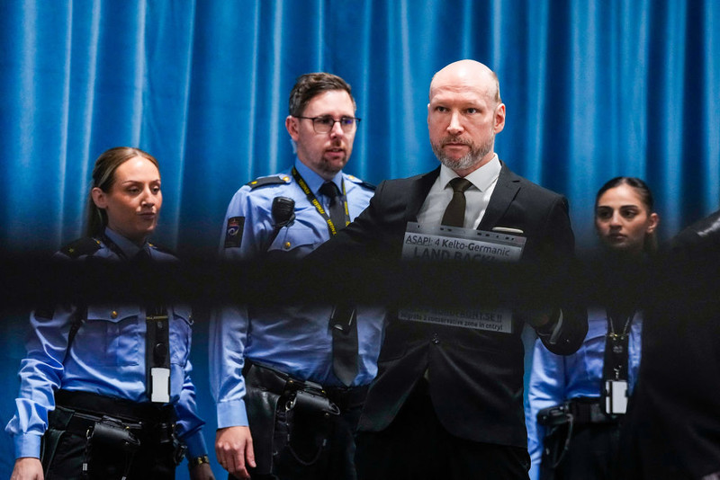 Norwegia: Sąd zdecydował, że terrorysta Breivik pozostanie w więzieniu