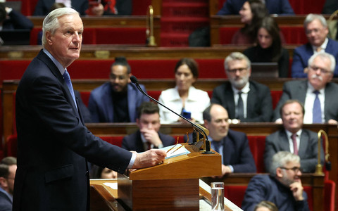 Francja: Parlament uchwalił wniosek o wotum nieufności dla rządu Michela Barniera