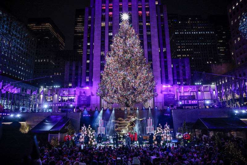US: 50,000 coloured lights lit up the Christmas tree at New York's Rockefeller Center