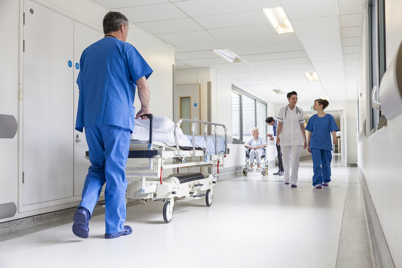 Anglia: Liczba pacjentów chorych na grypę rośnie. Aż 95% miejsc w szpitalach NHS jest już zajętych