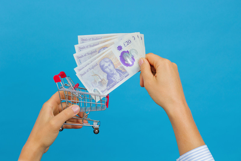 Brytyjscy klienci coraz częściej płacą za zakupy gotówką