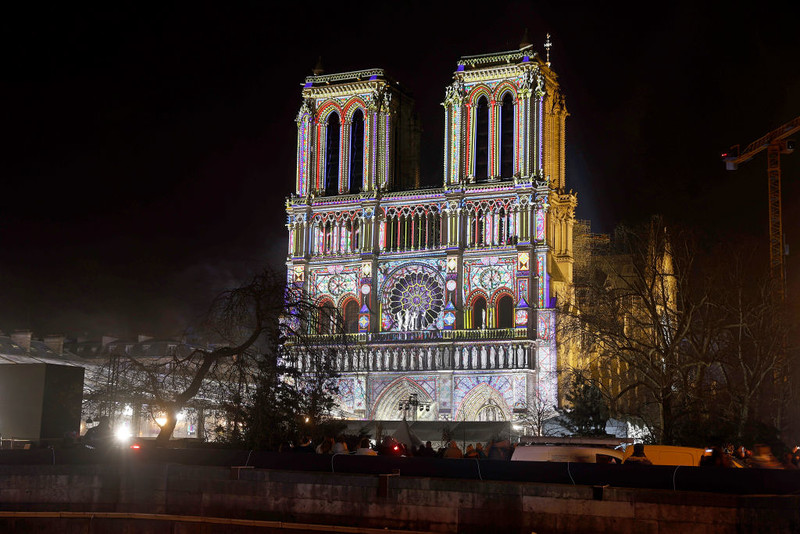 Francja: Katedra Notre Dame uroczyście otwiera podwoje po pięcioletniej odbudowie po pożarze