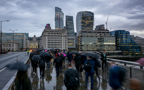 Liczba ofert pracy w UK spada w najszybszym tempie od czasu wybuchu pandemii