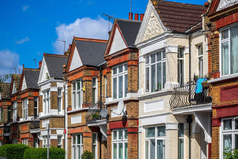 Average UK house price falls by £6,395 in seasonal slowdown