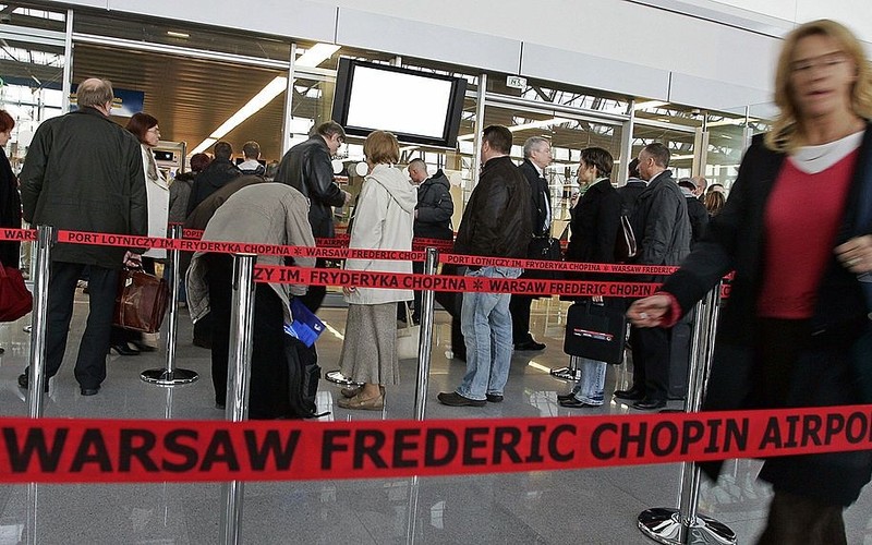 Punkty paszportowe na lotniskach gotowe do świątecznych podróży Polaków