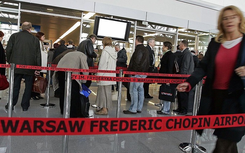 Punkty paszportowe na lotniskach gotowe do świątecznych podróży Polaków 