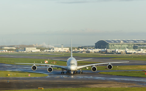 Ogromny nielegalny parking w pobliżu lotniska Heathrow zostanie zlikwidowany