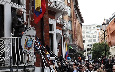 Assange cieszy się ze zwycięstwa. Czy opuści ambasadę Ekwadoru?