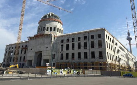 Planned cross on Berlin landmark palace stirs heated debate