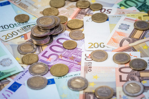 "FAZ": KE chce do 2025 roku wprowadzić euro we wszystkich krajach UE