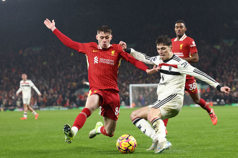 Leader Liverpool draw with Manchester United