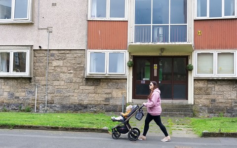 UK: Wspomaganie pracujących rodziców może pomóc w walce z ubóstwem wśród dzieci