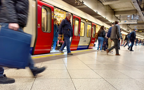 Off-peak Fridays trial made no difference - TfL