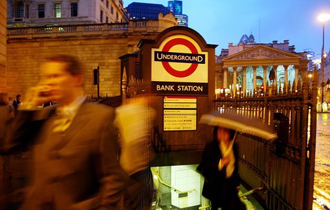 Zakaz jazdy samochodem wokół stacji metra Bank w Londynie