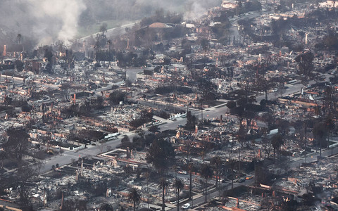 USA: 10 fire deaths already in California. Around 10,000 homes have burned down