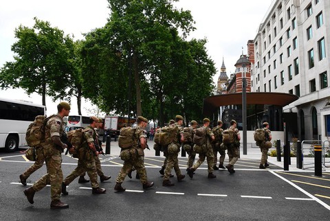 Wojsko na ulicach Westminster. Pod Pałacem Buckingham zatrzymano mężczyznę z nożem
