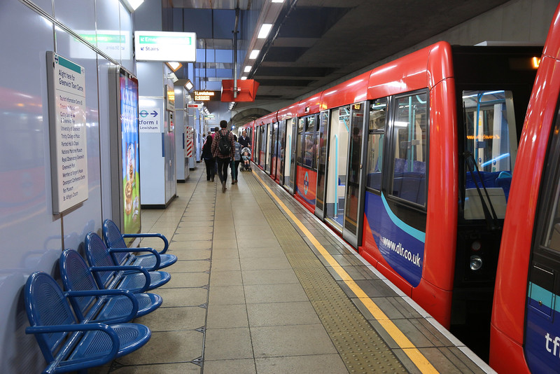 TfL testuje AI w londyńskim metrze i na stacjach kolejowych, by zadbać o bezpieczeństwo na peronach