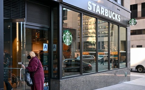 Starbucks zmienia politykę otwartych drzwi, ale na razie tylko w USA