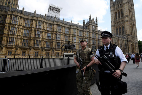Minuta ciszy w brytyjskim parlamencie. Wznowienie kampanii wyborczej jutro