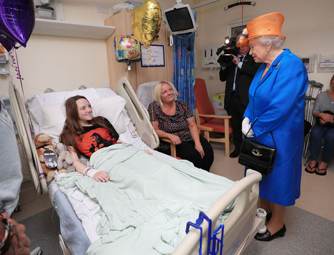 Królowa Elżbieta II z wizytą w szpitalu w Manchesterze