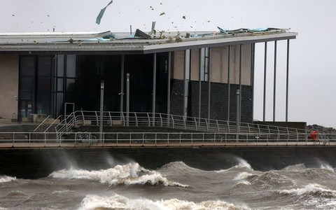 UK hit with high winds as Storm Herminia rolls in