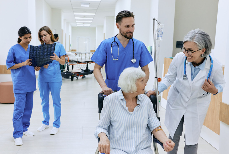 Jedna czwarta pacjentów w Anglii doświadczyła kiepskiej opieki NHS w ciągu ostatniego roku