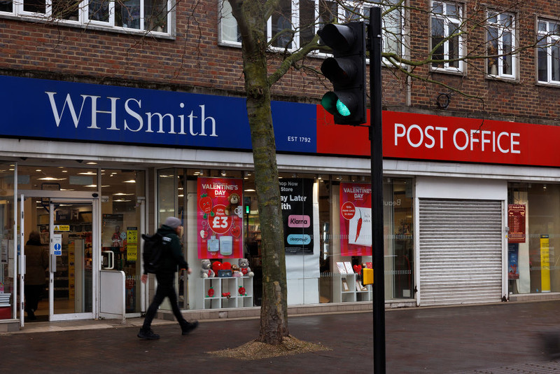 WH Smith zapewnia, że punkty pocztowe nie znikną z jej sklepów, jeżeli dojdzie do ich sprzedaży