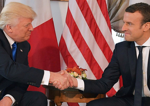Macron: Uścisk dłoni z Trumpem był "chwilą prawdy"